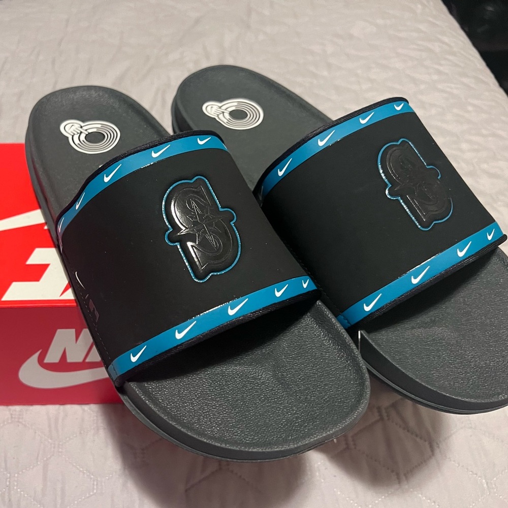Size 13 men’s Nike (Seattle mariners) slides